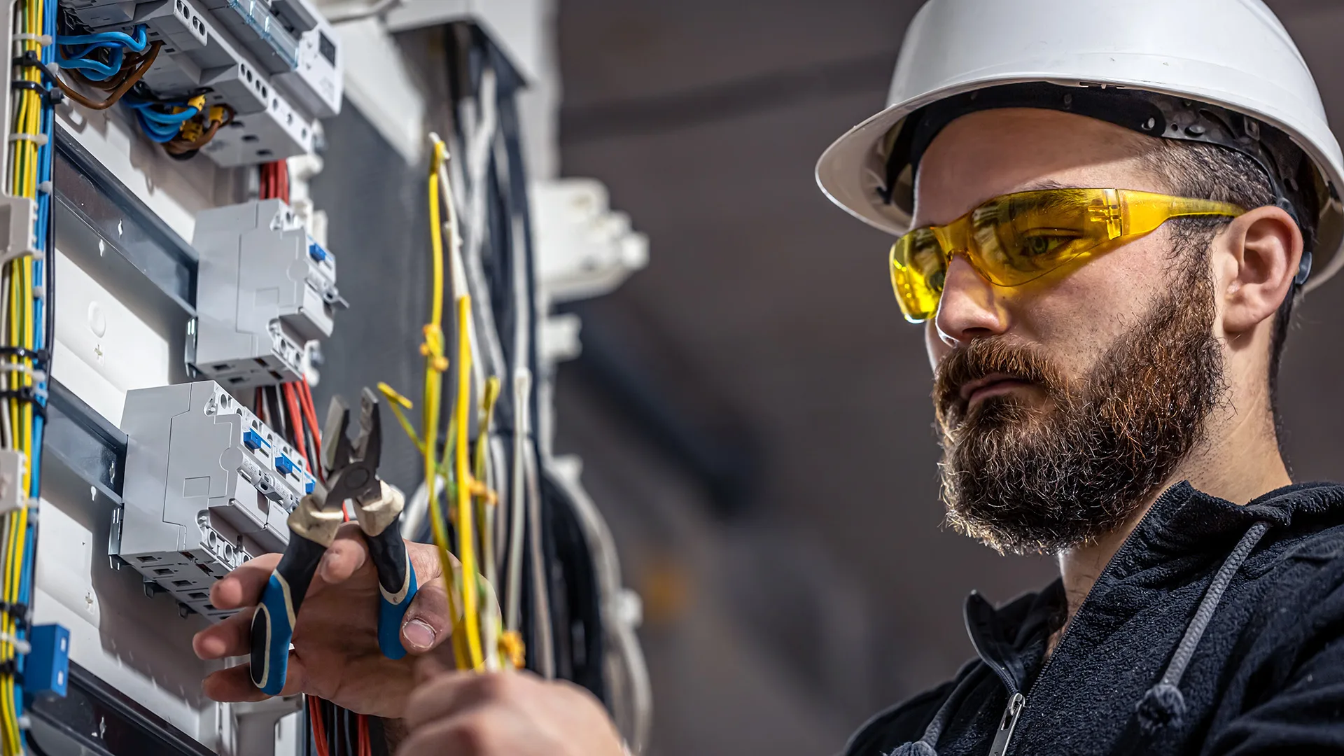 maintech Industrieelektriker für Instandhaltung